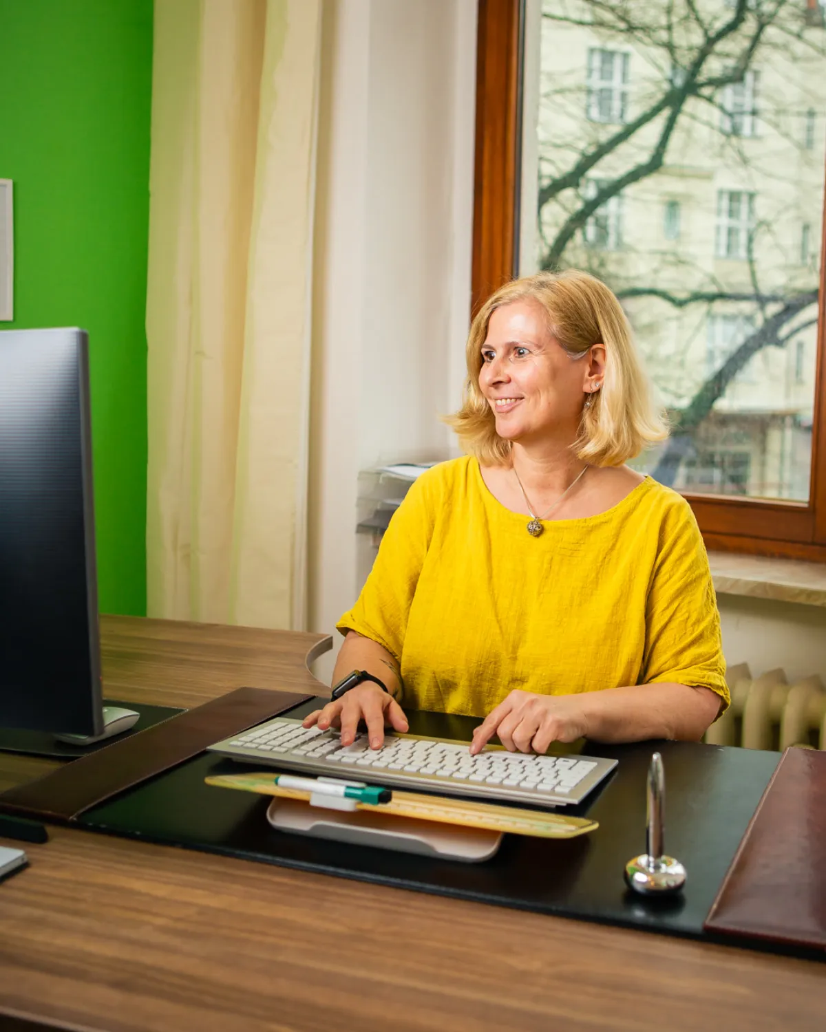 Mitarbeiterin am Computer an ihrem Schreibtisch